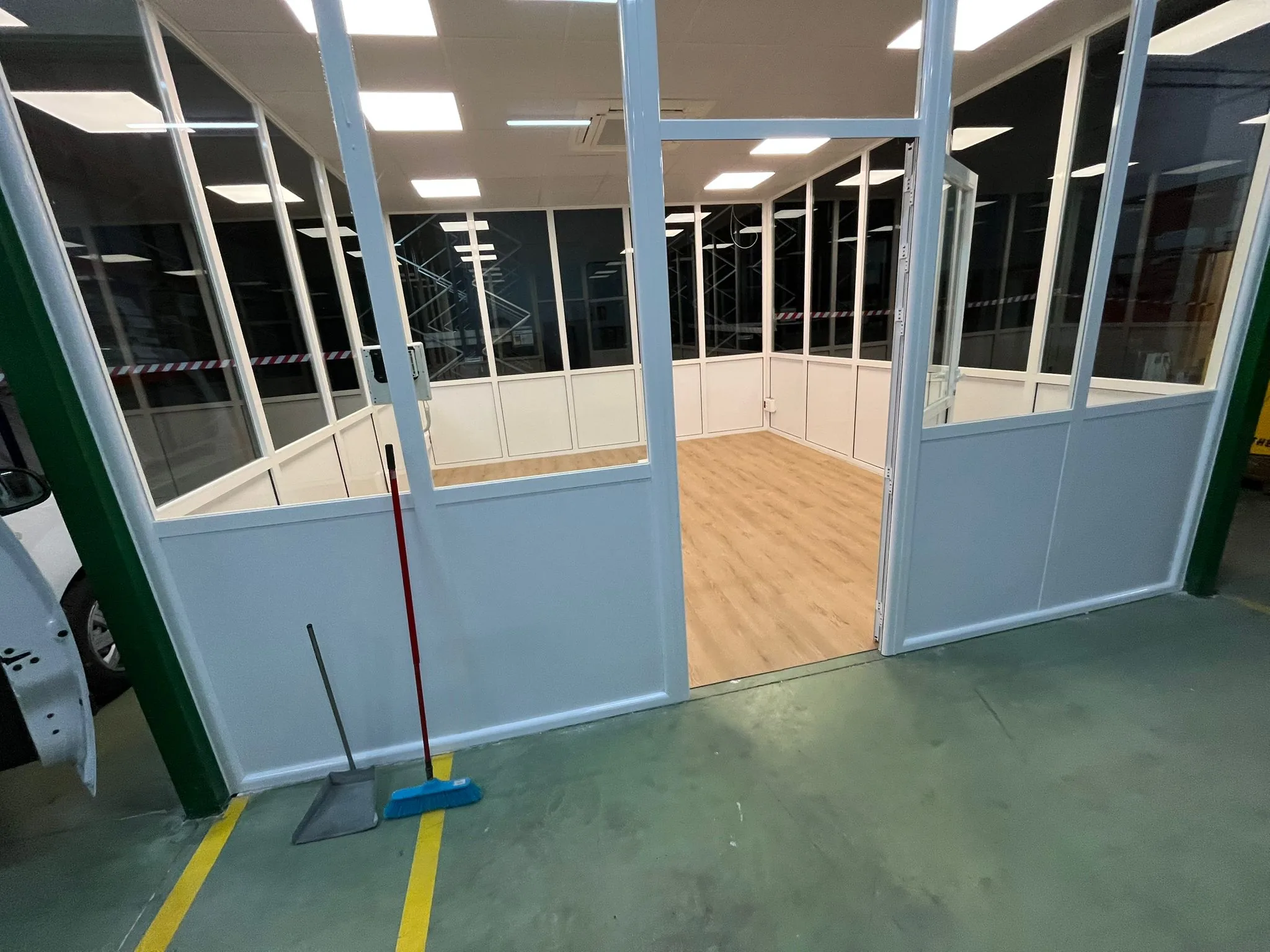 Cerramiento de oficina y estancia en nave industrial con perfilería de aluminio - es 1